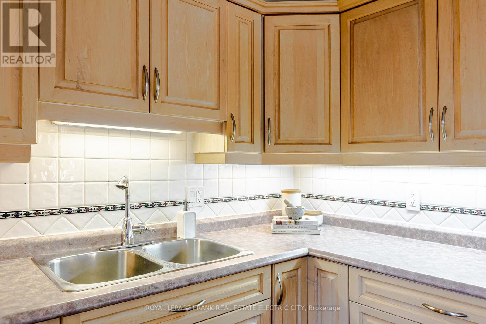 












972 SOUTHLAWN DRIVE

,
Peterborough South (East),




Ontario
K9J1G2

