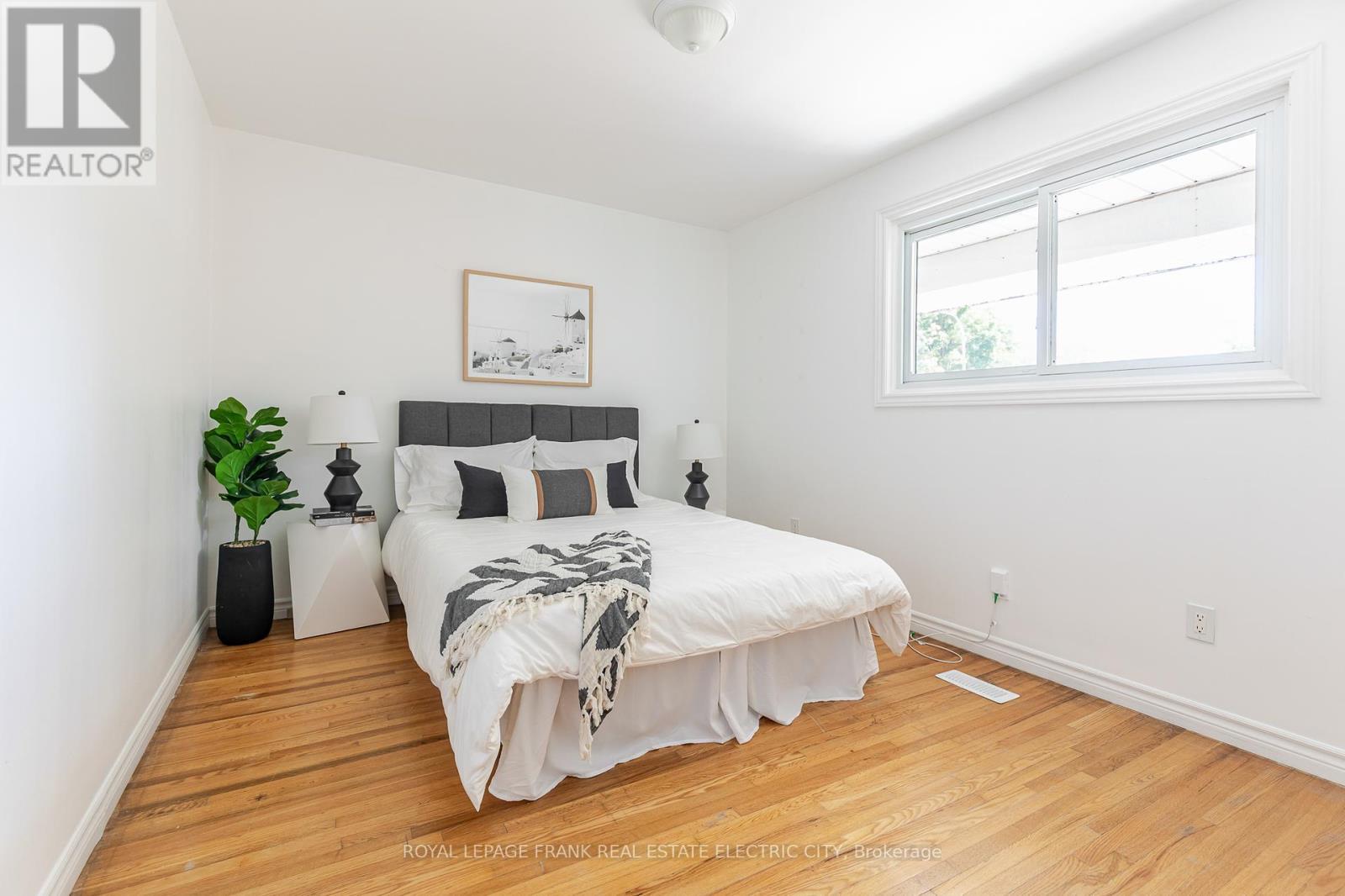 












972 SOUTHLAWN DRIVE

,
Peterborough South (East),




Ontario
K9J1G2

