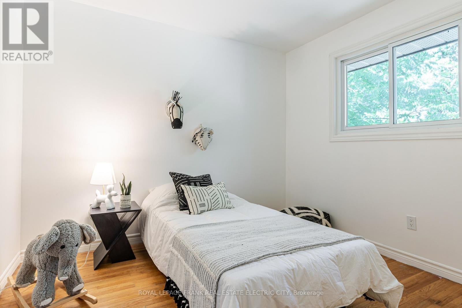 












972 SOUTHLAWN DRIVE

,
Peterborough South (East),




Ontario
K9J1G2

