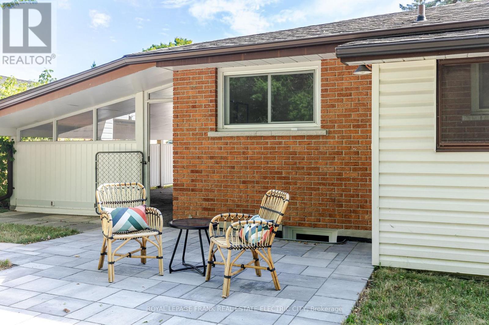 












972 SOUTHLAWN DRIVE

,
Peterborough South (East),




Ontario
K9J1G2

