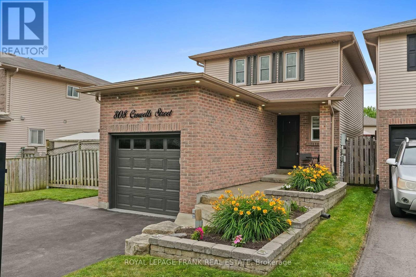 












808 CROWELLS STREET

,
Oshawa (Pinecrest),




Ontario
L1K1X4

