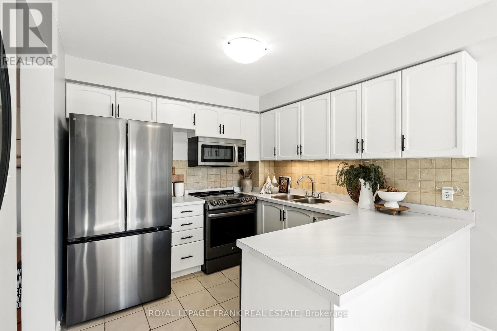 












25 TREWIN LANE

,
Clarington (Bowmanville),




Ontario
L1C4W9

