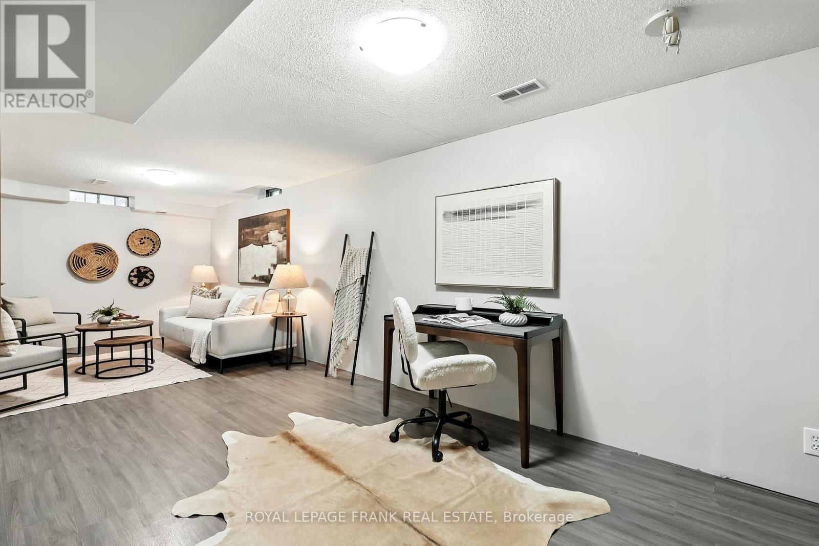 












25 TREWIN LANE

,
Clarington (Bowmanville),




Ontario
L1C4W9


