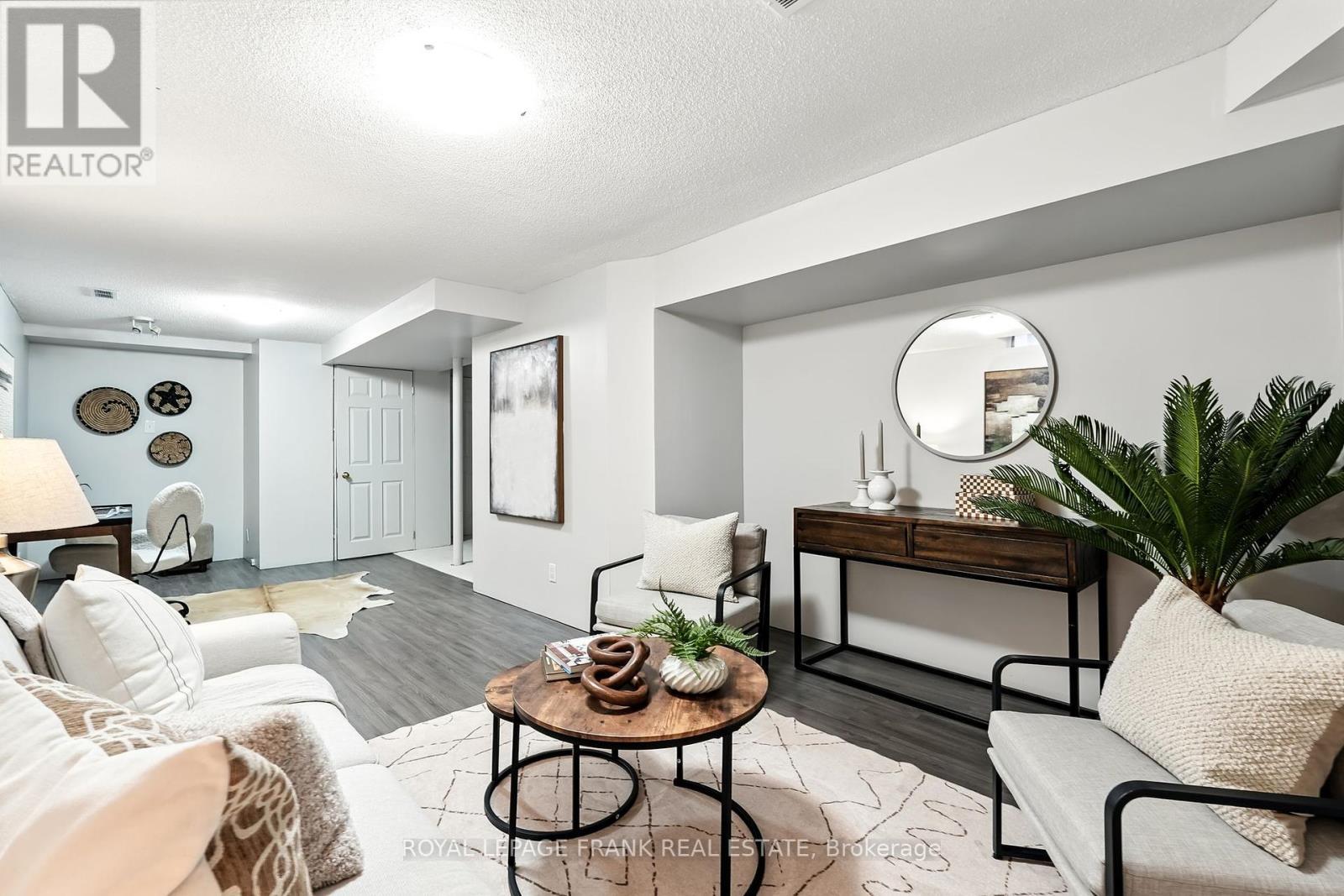 












25 TREWIN LANE

,
Clarington (Bowmanville),




Ontario
L1C4W9

