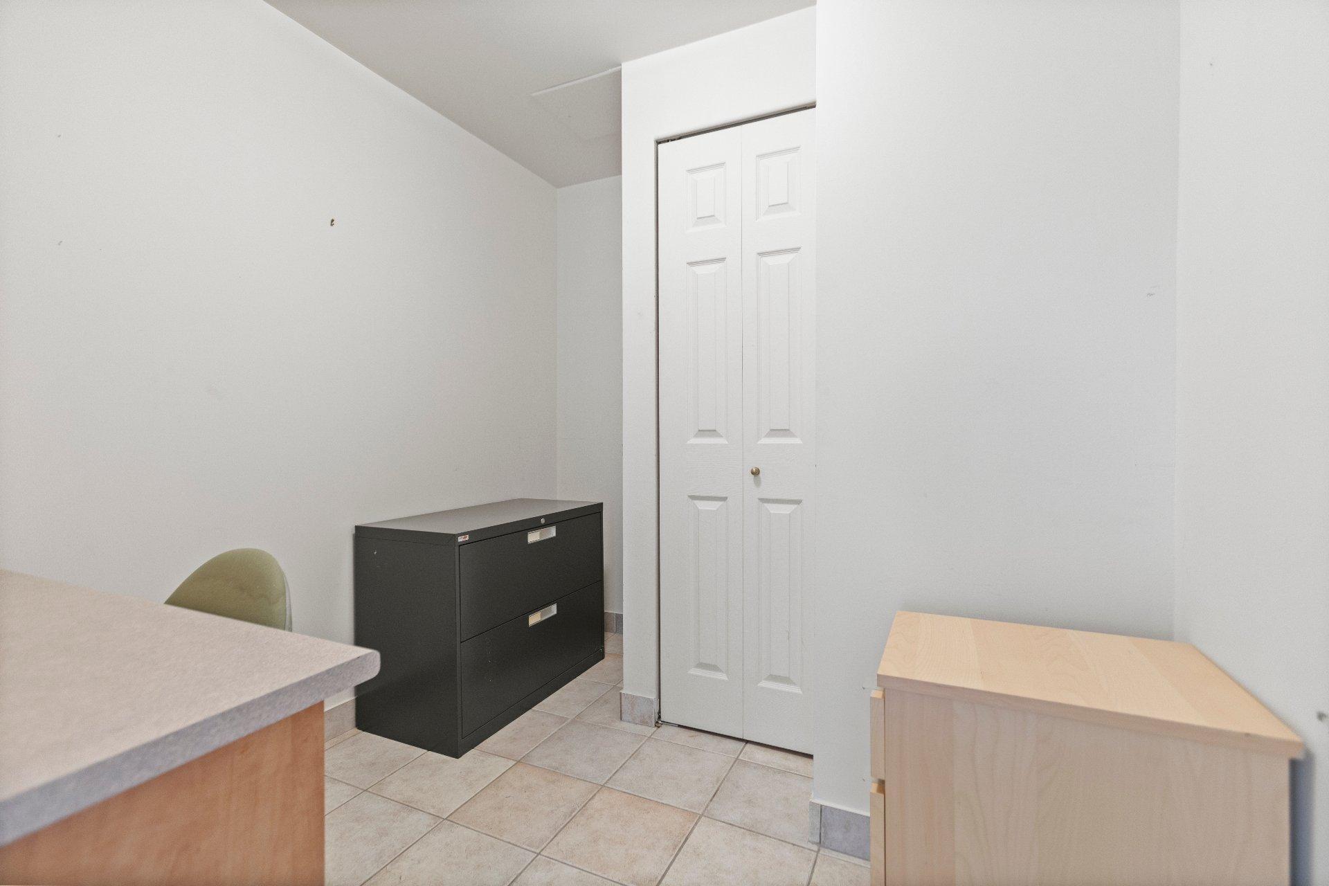 









18


Ch. du Bord-du-Lac-Lakeshore

, 717,
Pointe-Claire,




QC
H9S5X9

