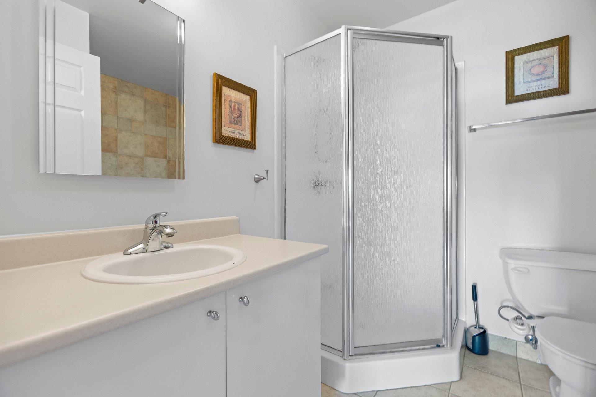 









18


Ch. du Bord-du-Lac-Lakeshore

, 717,
Pointe-Claire,




QC
H9S5X9

