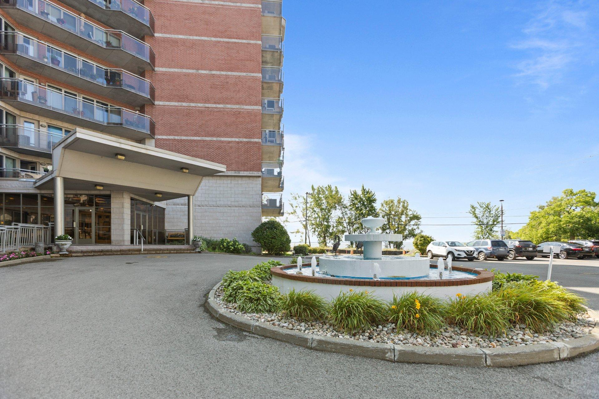 









18


Ch. du Bord-du-Lac-Lakeshore

, 717,
Pointe-Claire,




QC
H9S5X9

