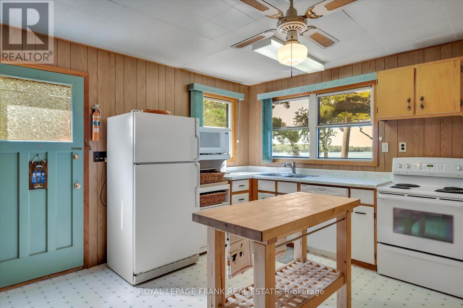 












2724 NEWCOMB LANE

,
Selwyn,




Ontario
K0L2H0

