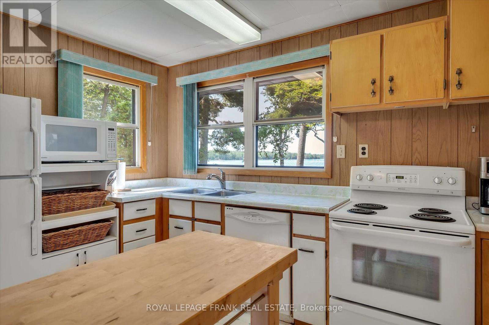 












2724 NEWCOMB LANE

,
Selwyn,




Ontario
K0L2H0

