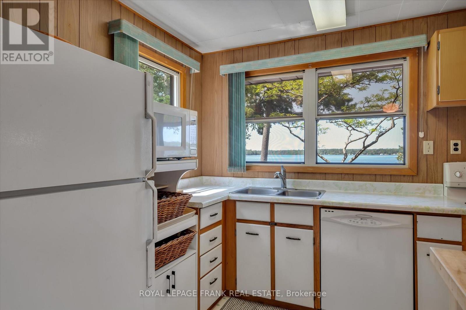 












2724 NEWCOMB LANE

,
Selwyn,




Ontario
K0L2H0

