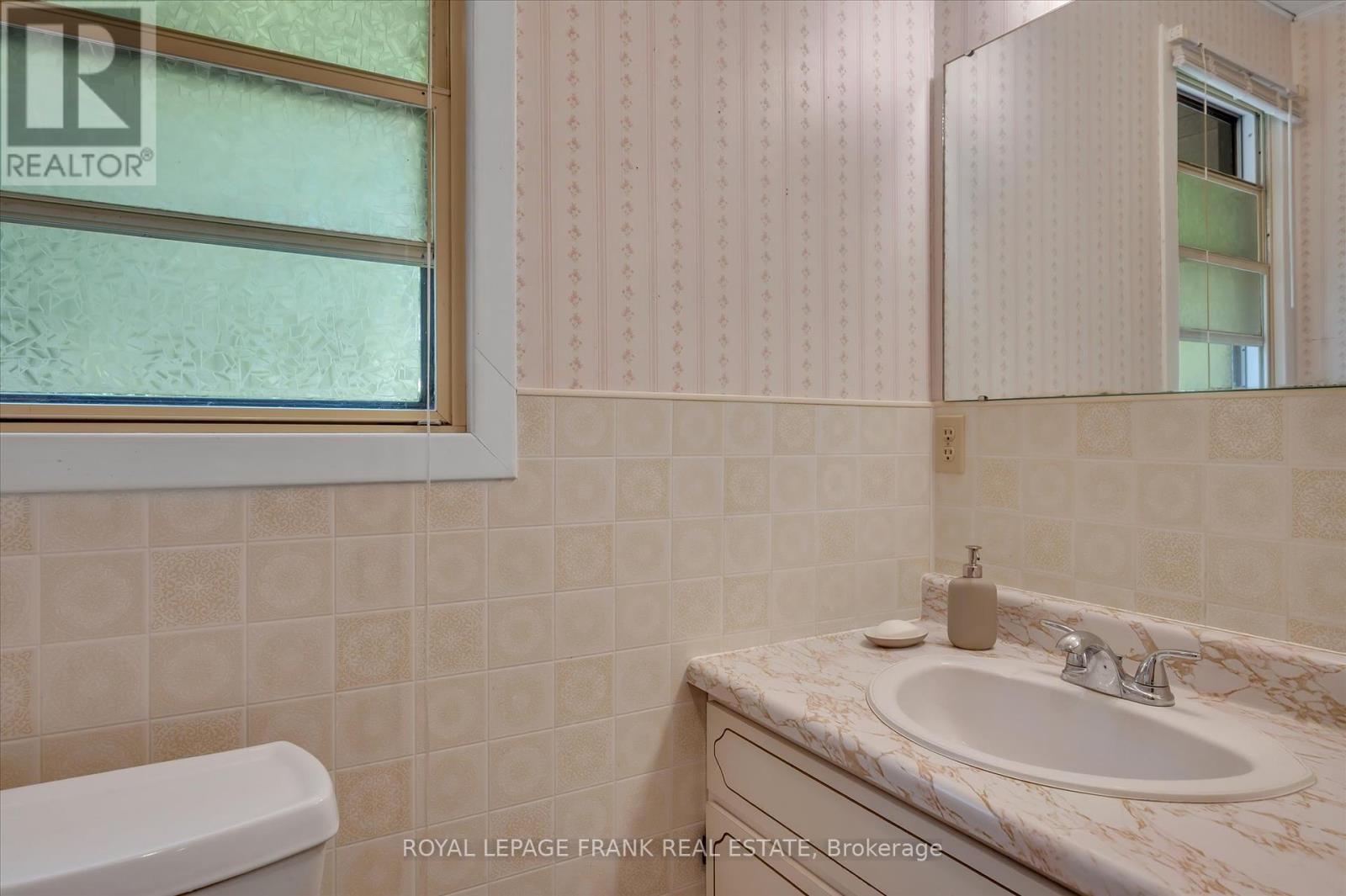 












2724 NEWCOMB LANE

,
Selwyn,




Ontario
K0L2H0

