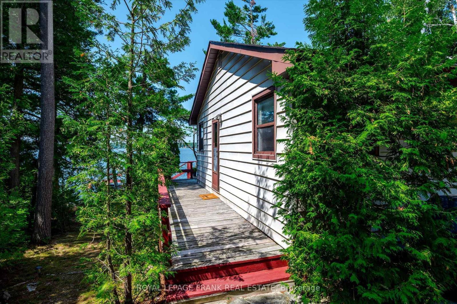 












2724 NEWCOMB LANE

,
Selwyn,




Ontario
K0L2H0

