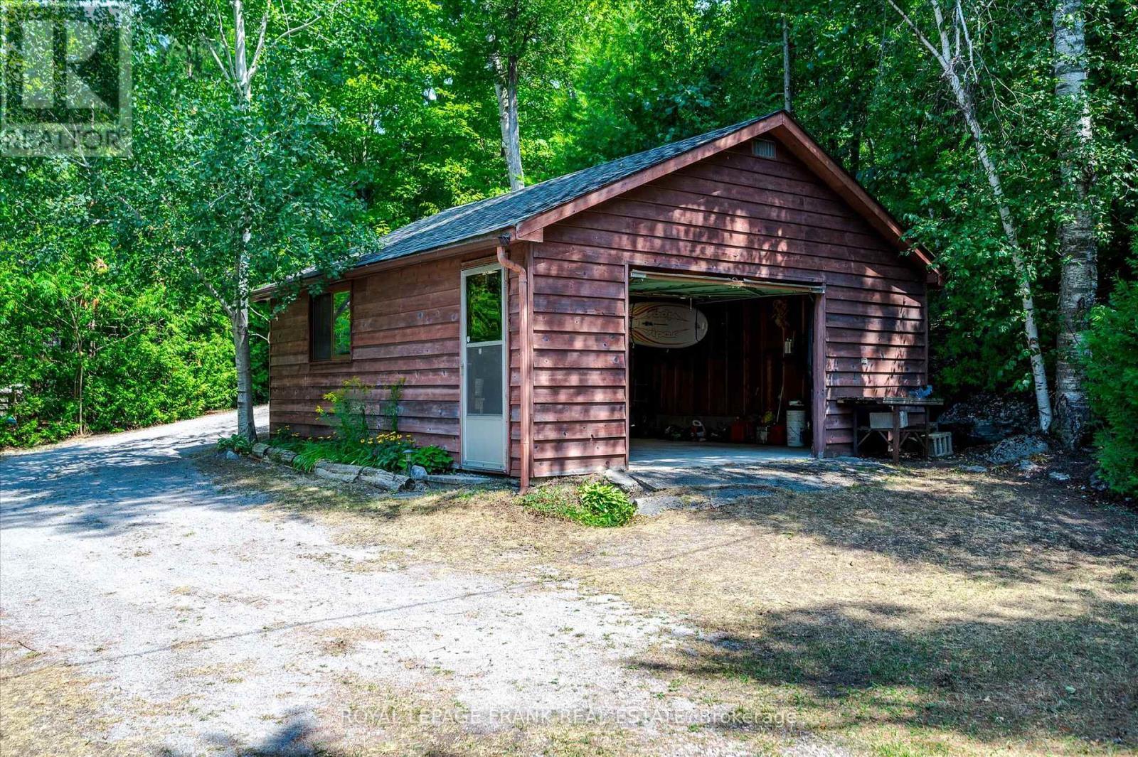 












2724 NEWCOMB LANE

,
Selwyn,




Ontario
K0L2H0

