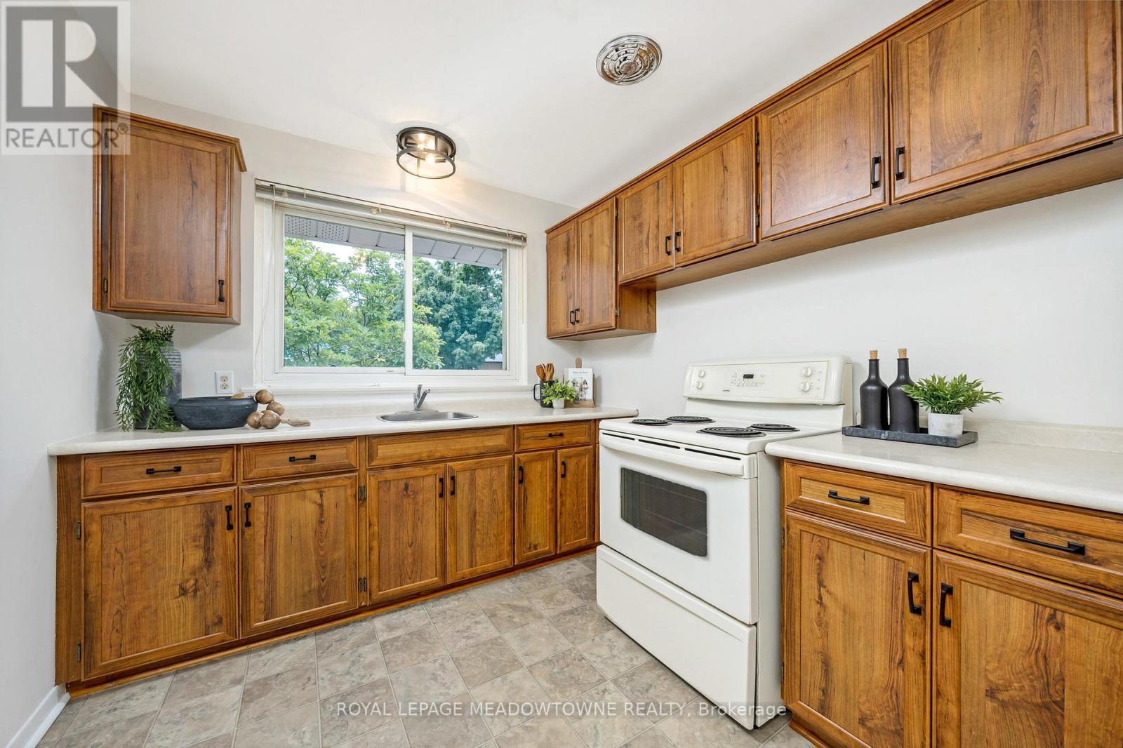 












379 WILLIAMS AVENUE

,
Milton,




Ontario
L9T2G3

