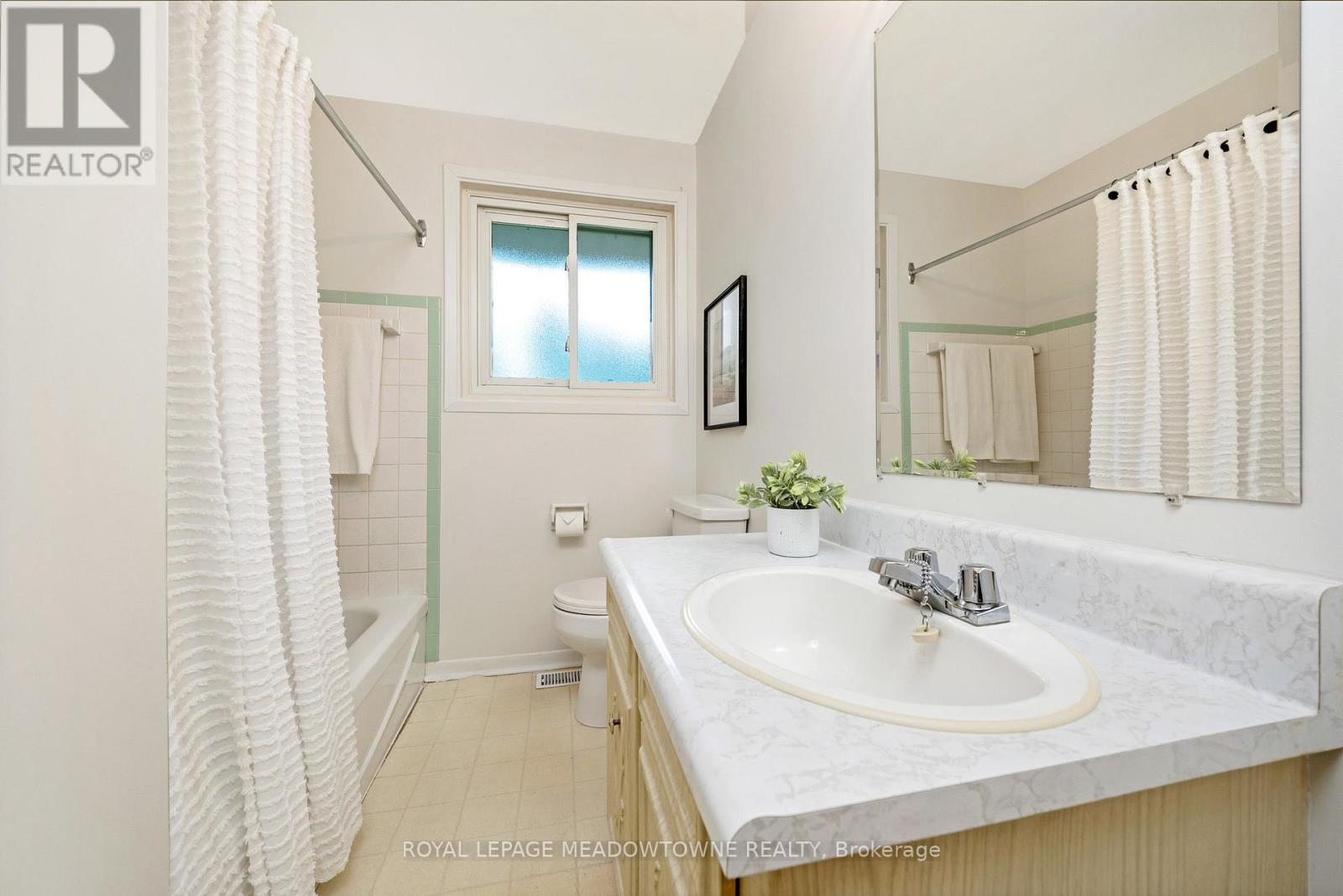 












379 WILLIAMS AVENUE

,
Milton,




Ontario
L9T2G3

