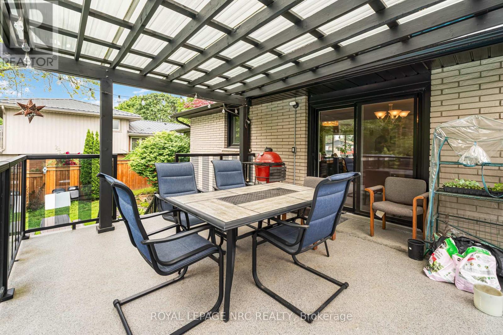 












9 CARTIER DRIVE

,
St. Catharines (Vine/Linwell),




Ontario
L2M2E5

