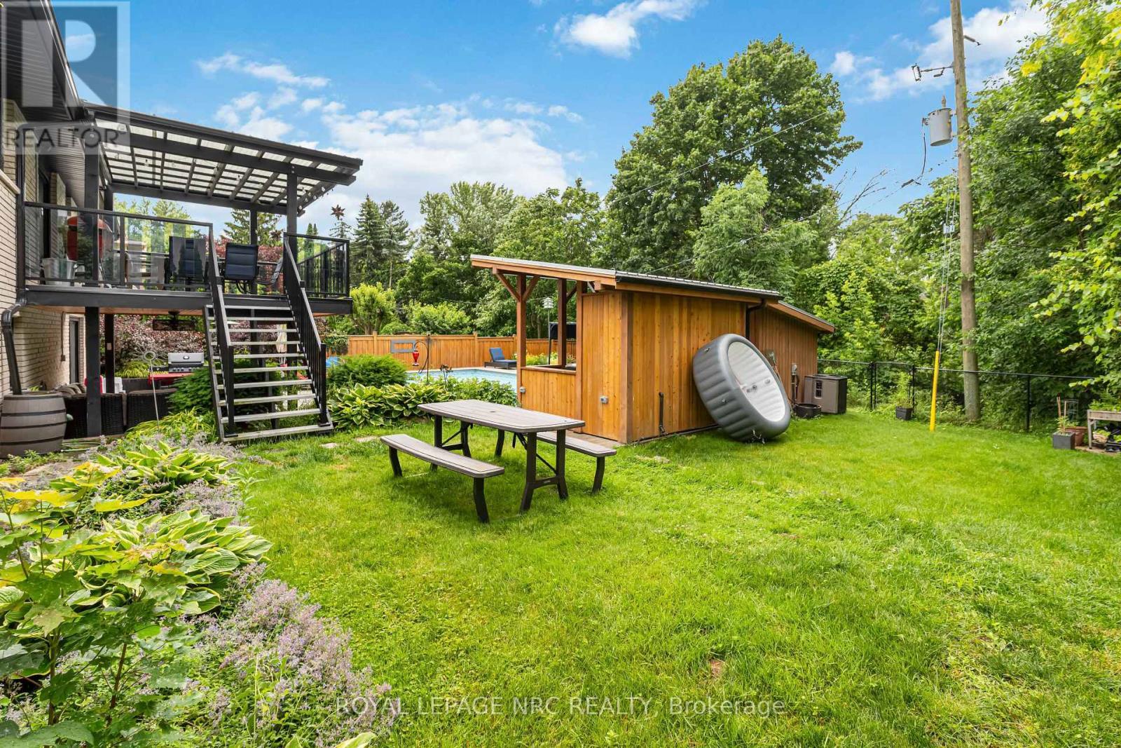 












9 CARTIER DRIVE

,
St. Catharines (Vine/Linwell),




Ontario
L2M2E5

