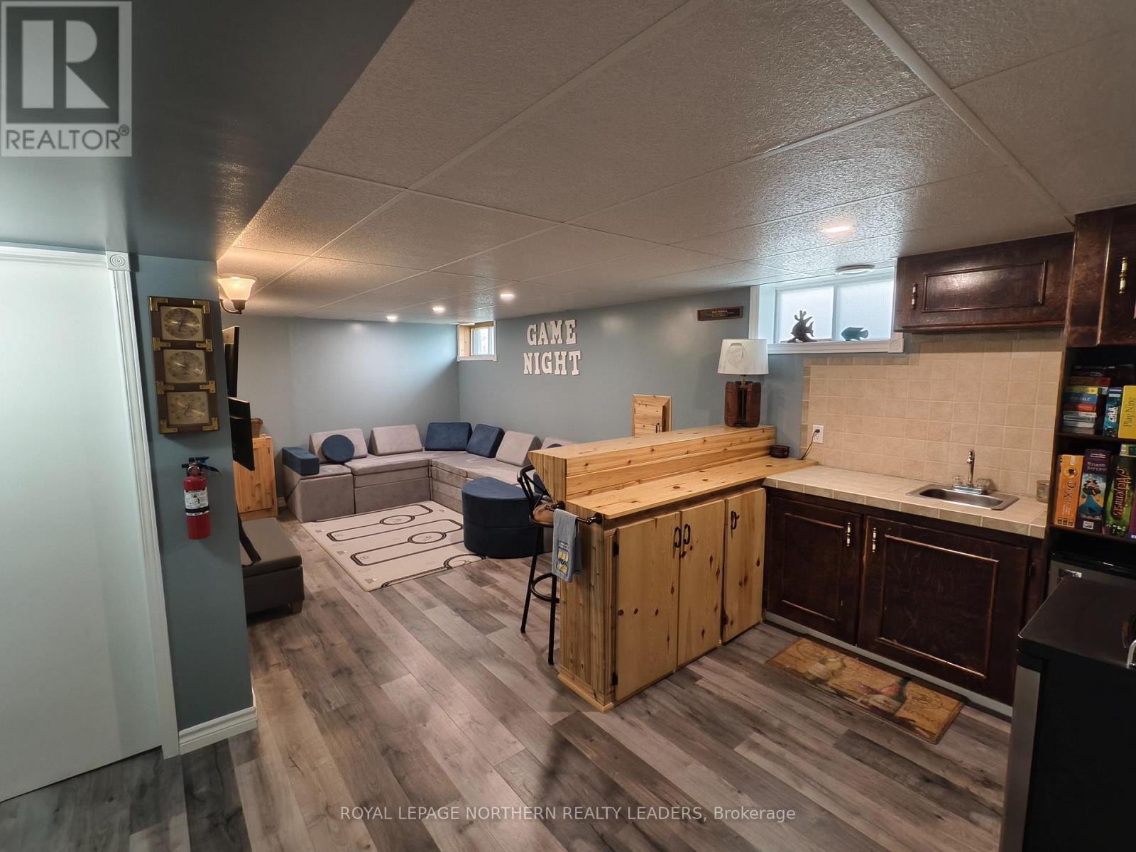 












51 CARLIN AVENUE

,
Timmins (TM - TNW - Algonquin to Jubilee),




Ontario
P4N4K8


