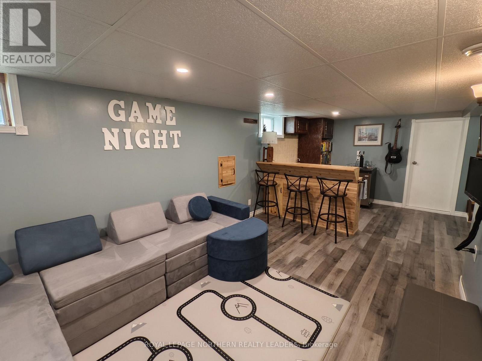 












51 CARLIN AVENUE

,
Timmins (TM - TNW - Algonquin to Jubilee),




Ontario
P4N4K8

