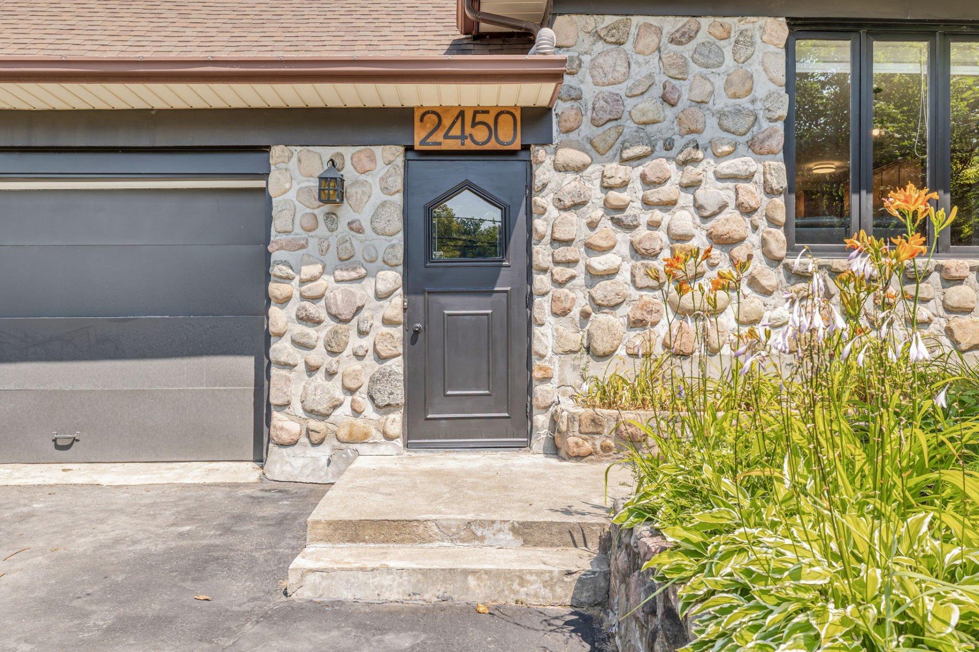 









2450


Route de Fossambault

,
Sainte-Catherine-de-la-Jacques-Cartier,




QC
G3N1R3

