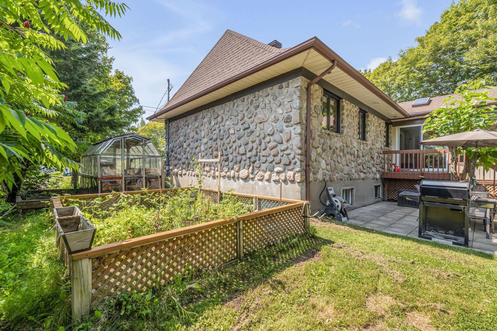 









2450


Route de Fossambault

,
Sainte-Catherine-de-la-Jacques-Cartier,




QC
G3N1R3

