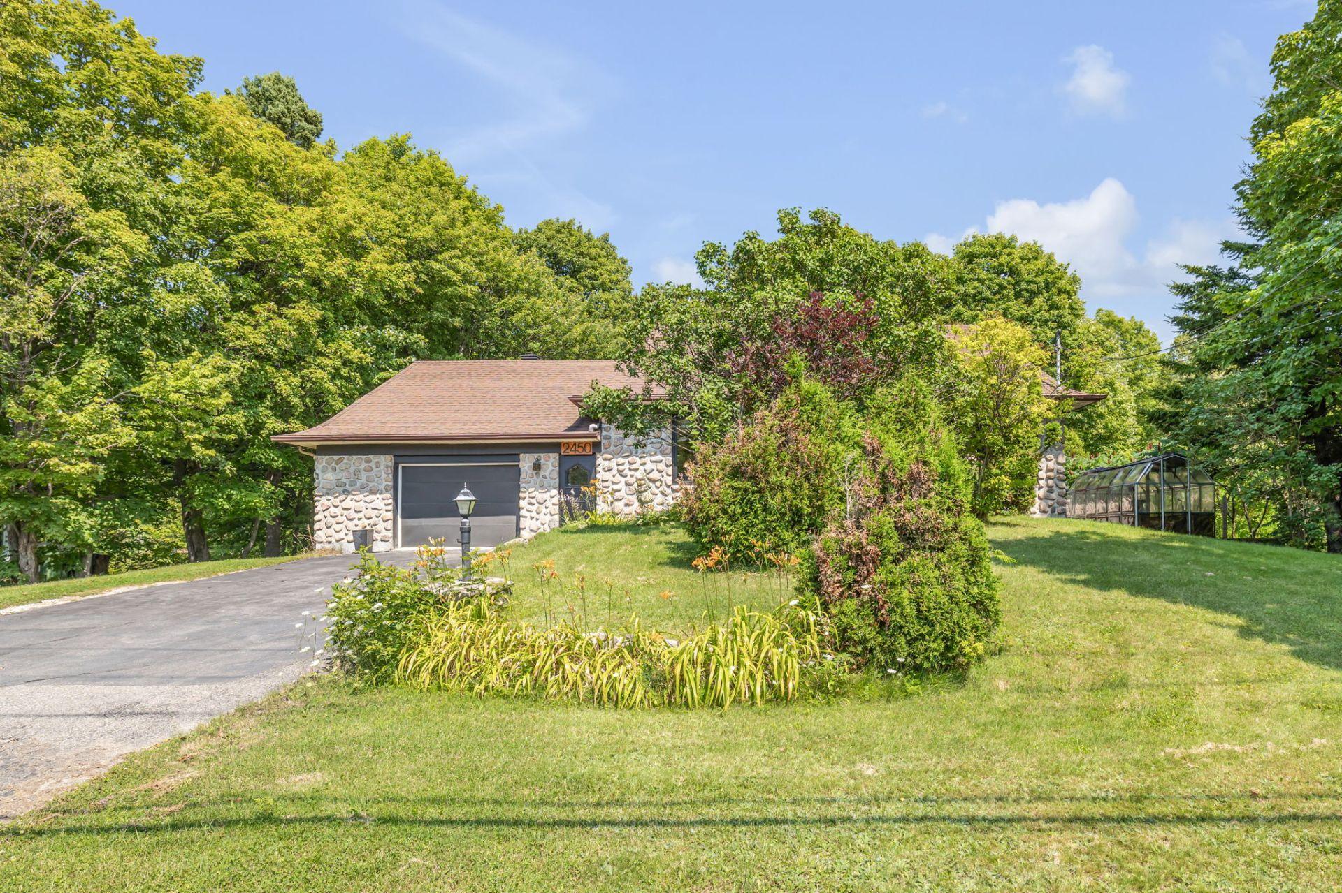 









2450


Route de Fossambault

,
Sainte-Catherine-de-la-Jacques-Cartier,




QC
G3N1R3

