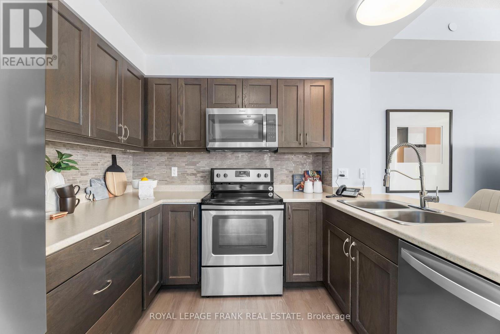 












320 - 420 WILLIAM GRAHAM DRIVE

,
Aurora,




Ontario
L4G1X4

