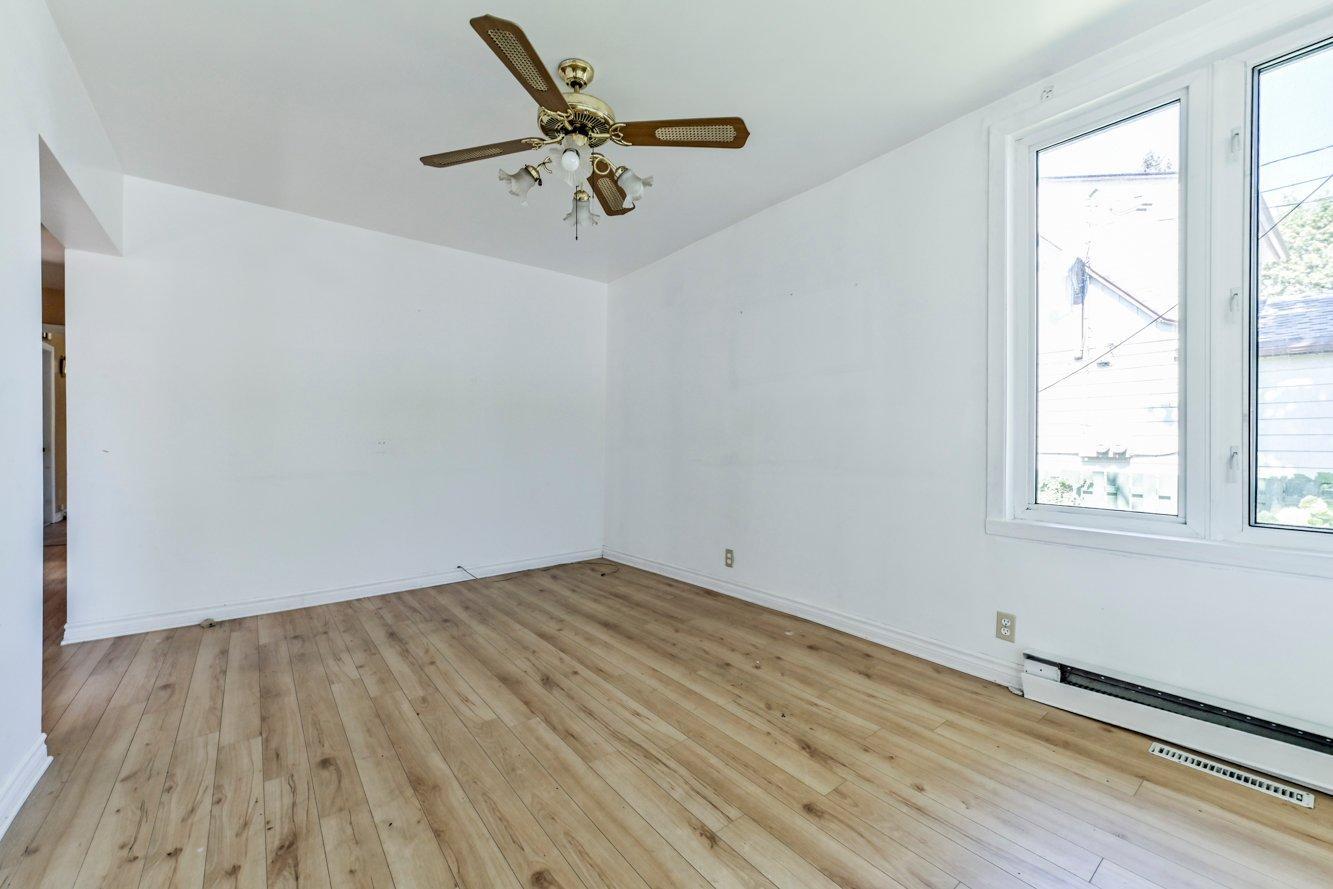 









808


4e Avenue

,
Laval (Fabreville),




QC
H7R4K3

