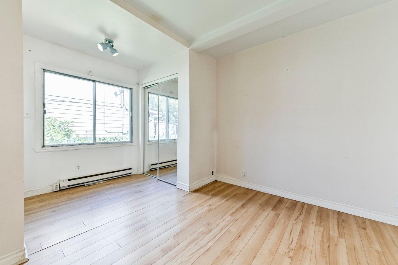 









808


4e Avenue

,
Laval (Fabreville),




QC
H7R4K3

