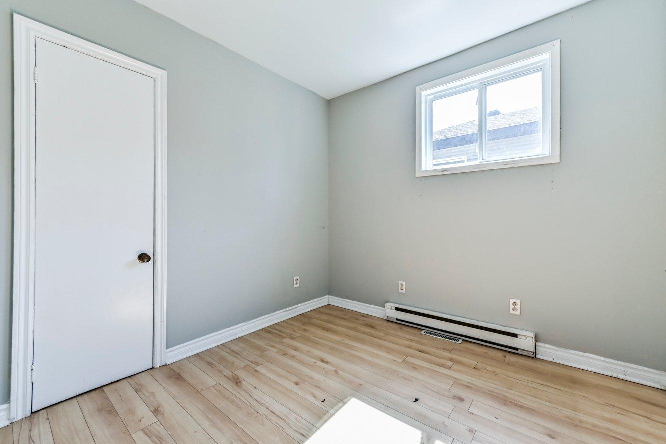 









808


4e Avenue

,
Laval (Fabreville),




QC
H7R4K3

