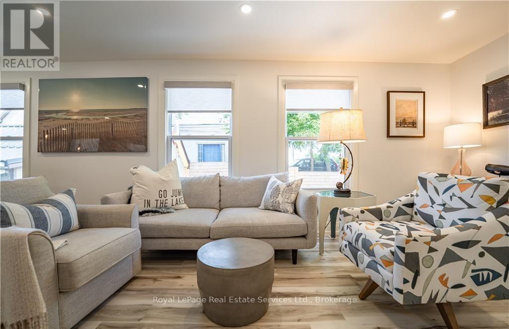 












4 6TH STREET

,
Grimsby (Grimsby Beach),




Ontario
L3M2T3

