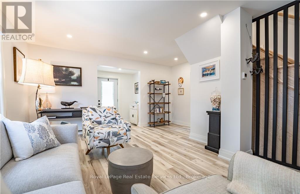 












4 6TH STREET

,
Grimsby (Grimsby Beach),




Ontario
L3M2T3

