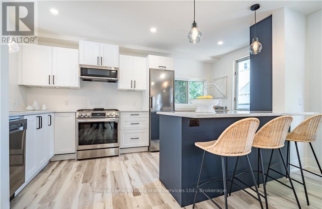 












4 6TH STREET

,
Grimsby (Grimsby Beach),




Ontario
L3M2T3

