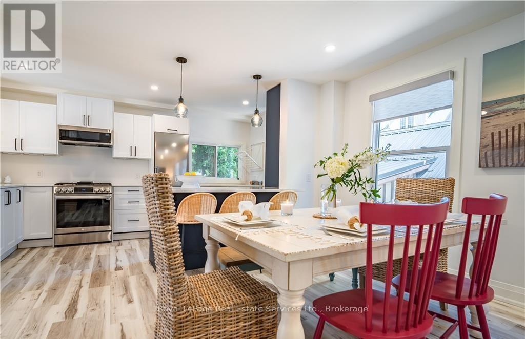 












4 6TH STREET

,
Grimsby (Grimsby Beach),




Ontario
L3M2T3

