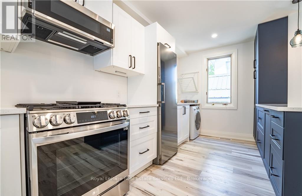 












4 6TH STREET

,
Grimsby (Grimsby Beach),




Ontario
L3M2T3

