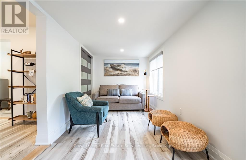












4 6TH STREET

,
Grimsby (Grimsby Beach),




Ontario
L3M2T3

