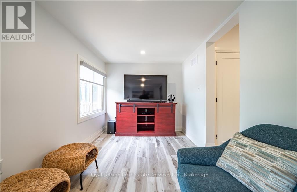 












4 6TH STREET

,
Grimsby (Grimsby Beach),




Ontario
L3M2T3

