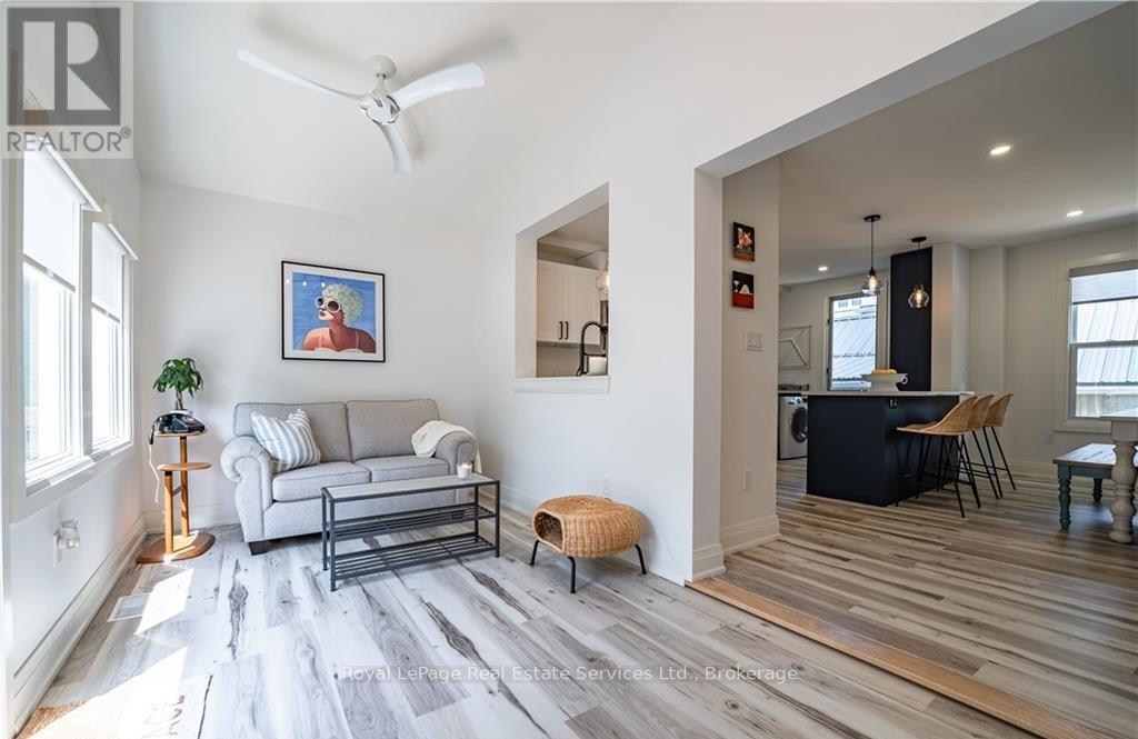 












4 6TH STREET

,
Grimsby (Grimsby Beach),




Ontario
L3M2T3

