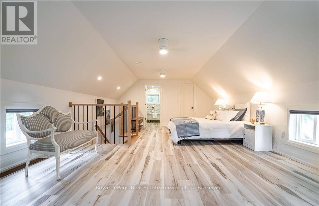 












4 6TH STREET

,
Grimsby (Grimsby Beach),




Ontario
L3M2T3

