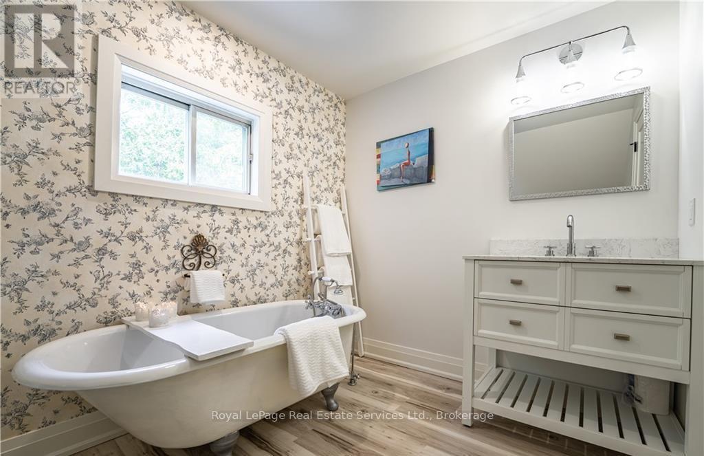 












4 6TH STREET

,
Grimsby (Grimsby Beach),




Ontario
L3M2T3

