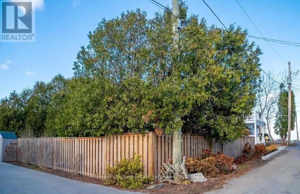 












4 6TH STREET

,
Grimsby (Grimsby Beach),




Ontario
L3M2T3

