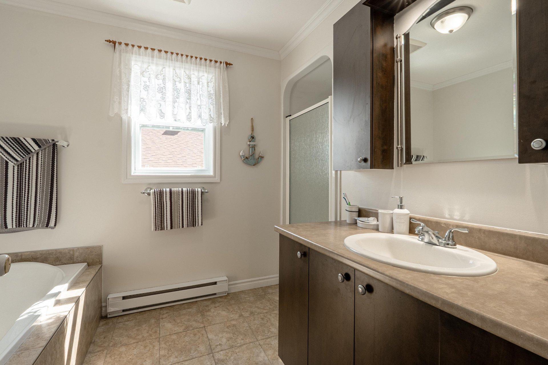 









462

 - 464


Rue de la Goudrelle

,
Sherbrooke (Fleurimont),




QC
J1G5G4

