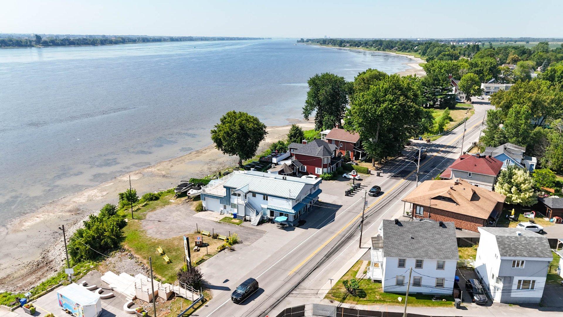 









1058Z

 - 1060Z


Rue Notre-Dame

,
Saint-Sulpice,




QC
J5W3W3

