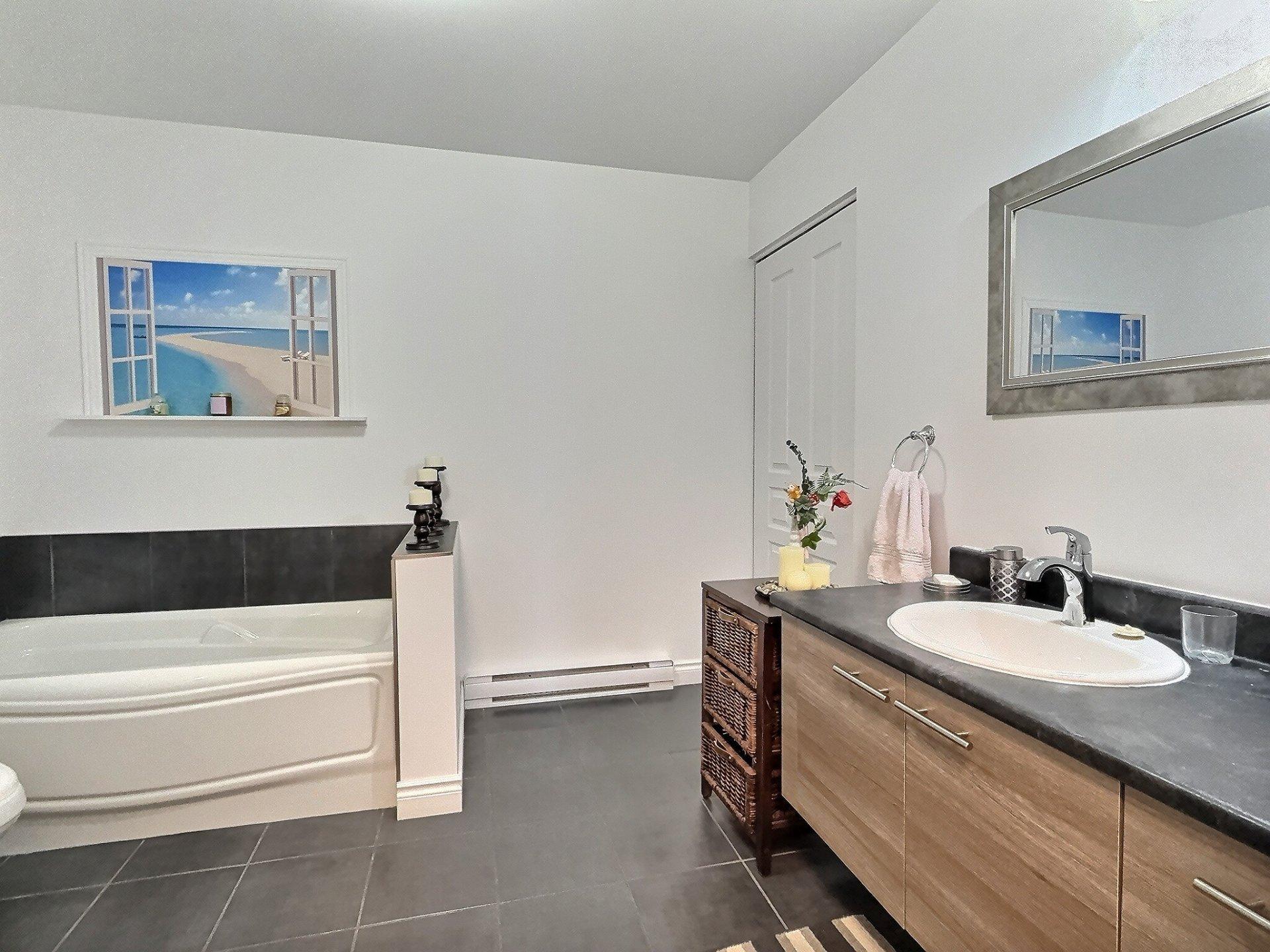 









667

 - 677


Rue de Hatley

,
Magog,




QC
J1X0H2

