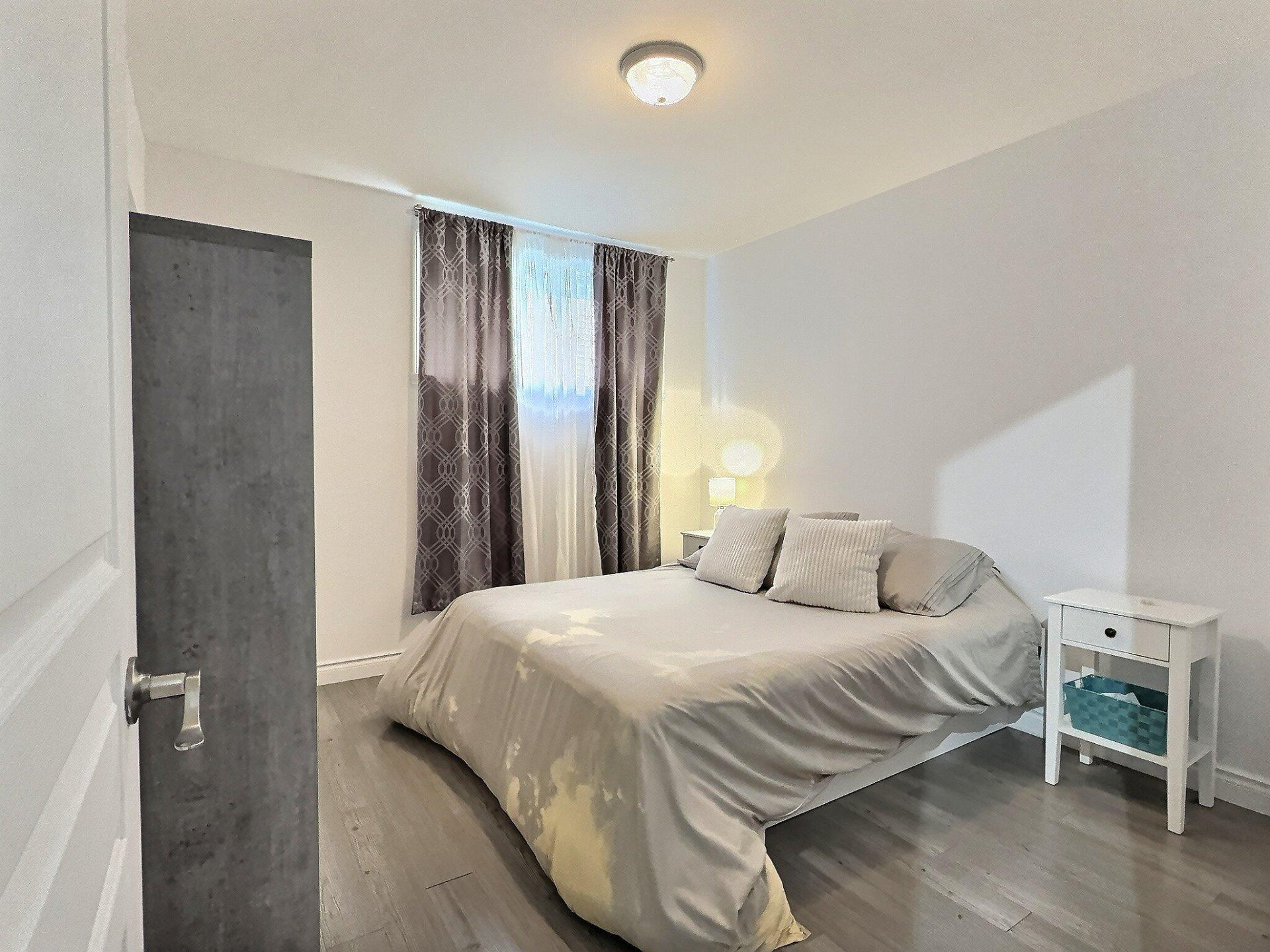 









667

 - 677


Rue de Hatley

,
Magog,




QC
J1X0H2

