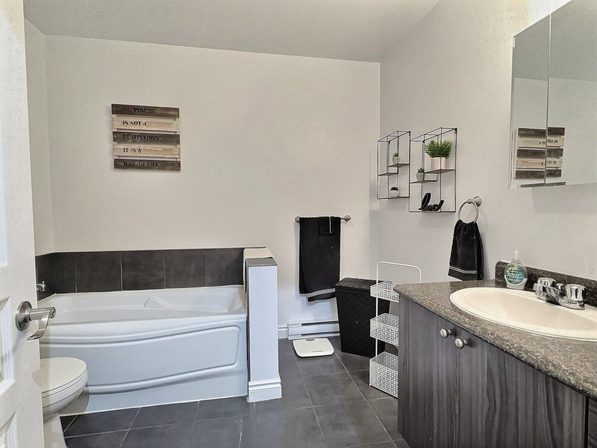 









667

 - 677


Rue de Hatley

,
Magog,




QC
J1X0H2

