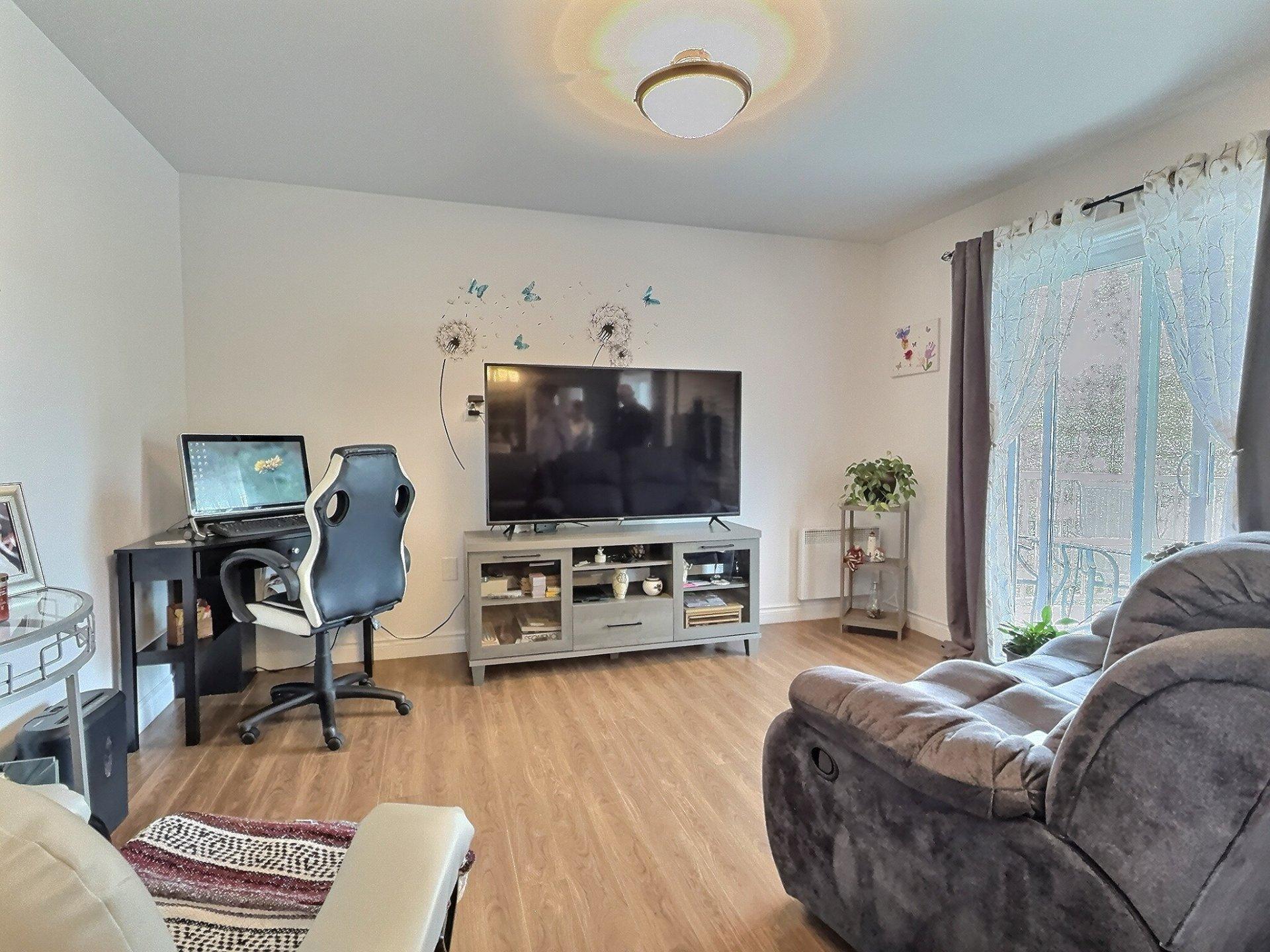 









667

 - 677


Rue de Hatley

,
Magog,




QC
J1X0H2

