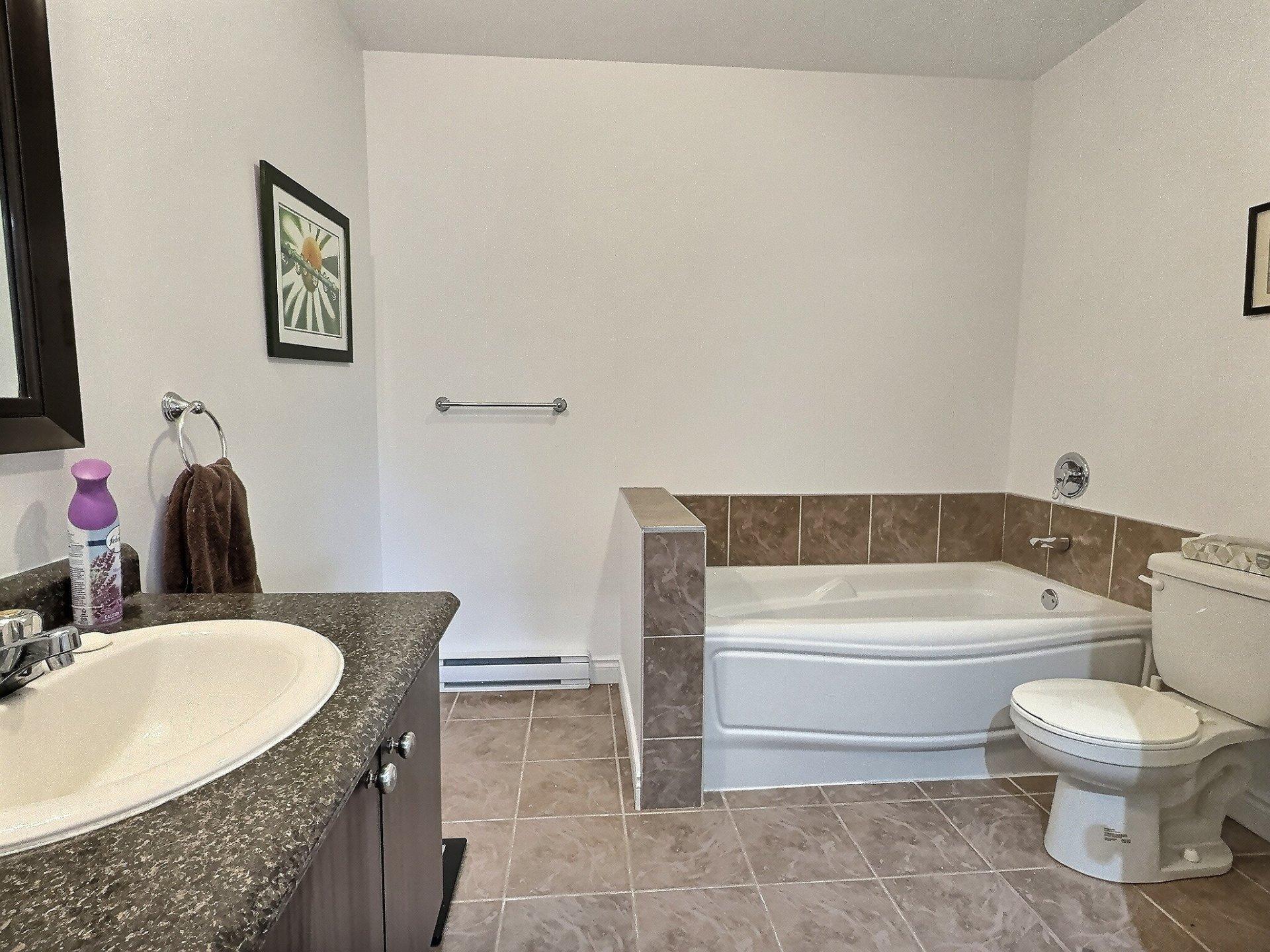 









681

 - 691


Rue de Hatley

,
Magog,




QC
J1X0H2

