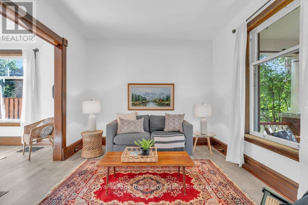 












45 TORONTO STREET

,
Guelph (St. Patrick's Ward),




Ontario
N1E3E3

