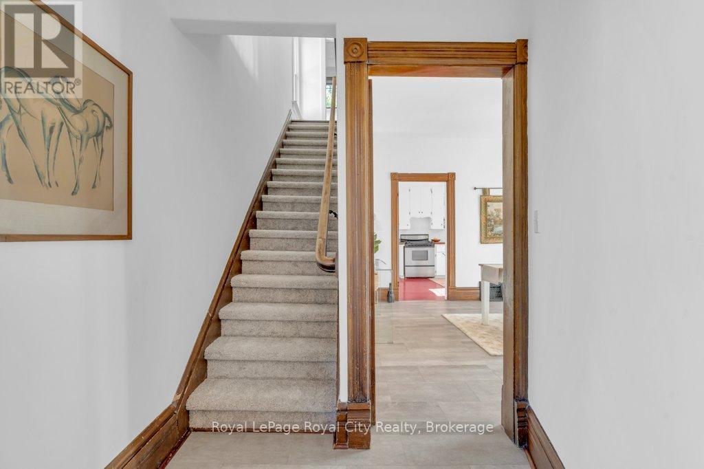 












45 TORONTO STREET

,
Guelph (St. Patrick's Ward),




Ontario
N1E3E3

